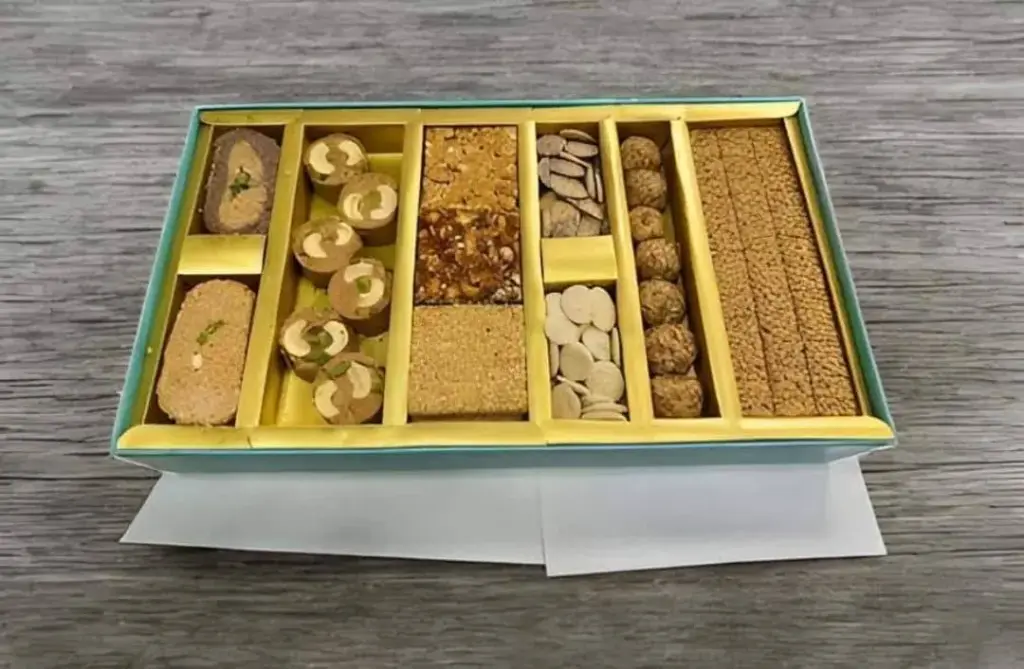 GAJAK GIFT HAMPER 1 KG  BOX