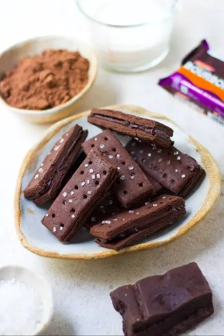 BISCUITS PER 165 GM PACKET